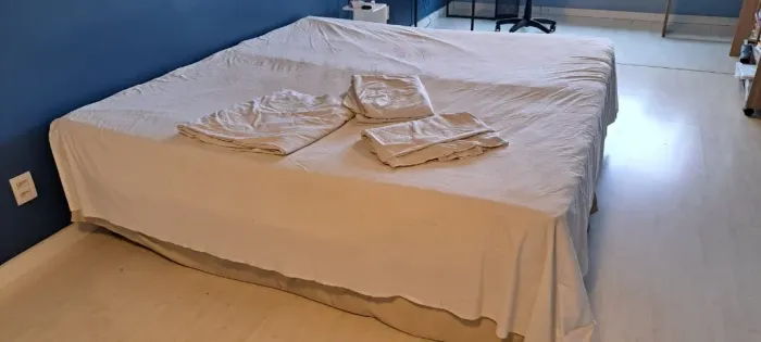 ? **Cama King Completa + 3 Jogos de Lençóis - R$ 1.300