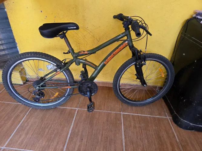 BICICLETA ARO 26. POSSUI DUPLA SUSPENSÃO, pneus em bom estado e estrutura conservada.