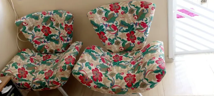Duas cadeiraa decorativas