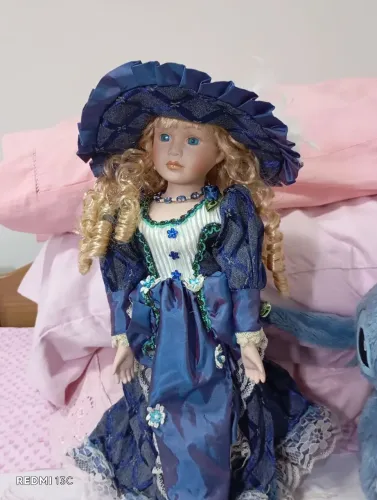 Boneca de porcelana em bom estado 