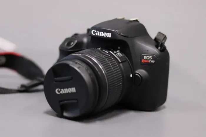 Canon T100 + lente do Kit pouco uso