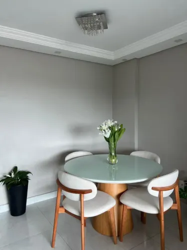 Mesa de Jantar Cone Redonda 1.20 x 1.20 Base Pinhão - Tampo Branco com proteção -vidro