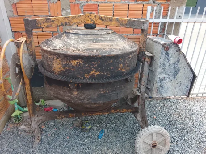 Vendo betoneira 400 litros,motor trifásico! Pego trocas em coisas de meu interesse 
