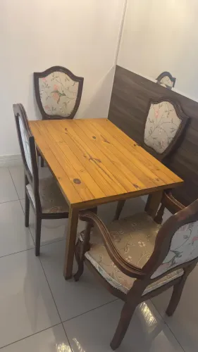 Vende se mesa com cadeiras 