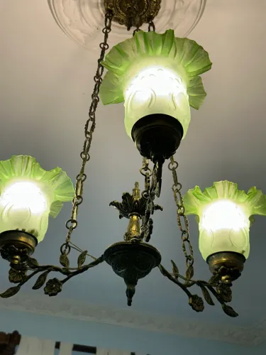 Lustre de teto em dourado antigo com três focos verdes estilo floral.