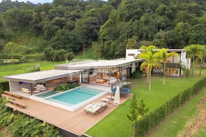 | Casa 6 quartos, sendo 6 suites