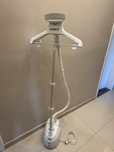 Vaporizador/Passadeira vertical de roupas Conair Polishop