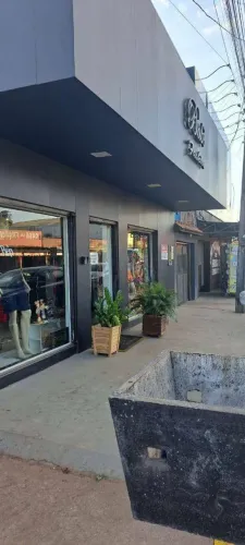 Imóvel comercial à venda que inclui uma residência e um ponto comercial.
