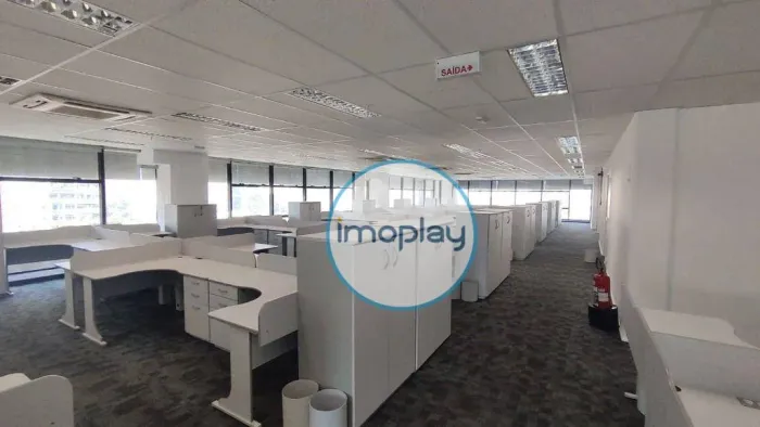 Laje comercial com 698m² mobiliado, carpete, 02 banheiros com acessibilidade, copa e 25 va