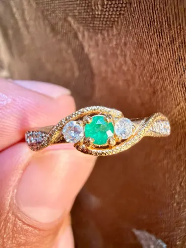 Anel c/esmeralda e 8 diamantes