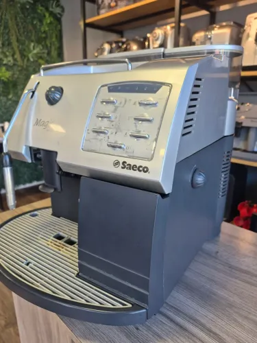 Máquina italiana de cafe expresso Saeco com vaporizador e aquecedor de xícaras