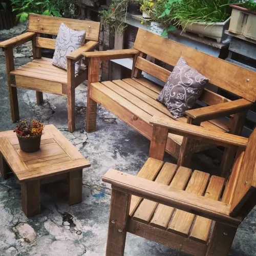 Sofá e poltronas de madeira com mesinha de centro 