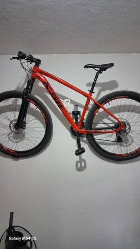 Vendo bicicleta quadro 17 aro 29 , pouco usadae quase nova 