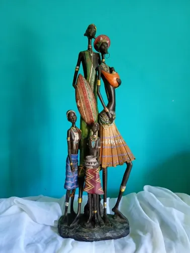 Linda escultura em resina - Família Africana