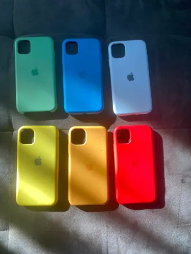 Lote com 6 capinhas do iphone 11