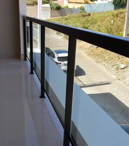 Guarda corpo de vidro e alumínio designer moderno e sofisticado.