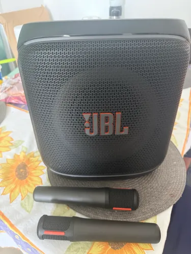 Caixa JBL com microfones! 