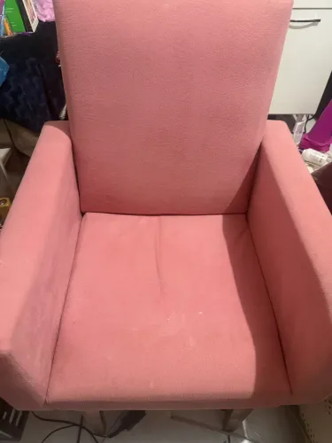 Vendo uma poltrona rosa no valor de 160,00 reais. Somente interessados somente hoje