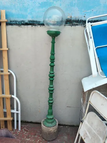 Poste antigo de iluminação colonial em alumínio