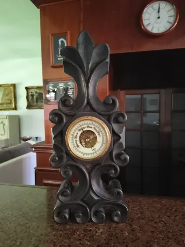 Torre em madeira entalhada com barômetro 