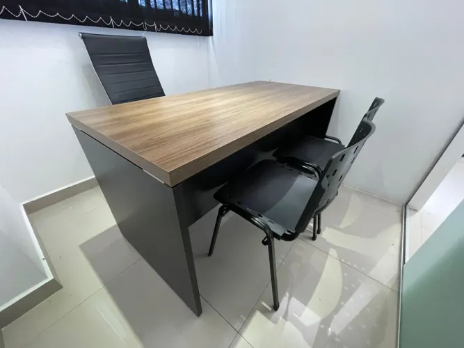 MESA DE ESCRITORIO COM CADEIRAS 1.50 NG LOJA IKONOFFICE