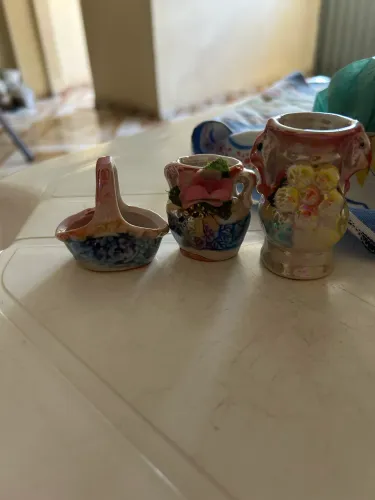 Decoração de porcelana antiga em miniatura