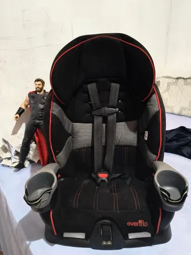 Vendo Cadeira para criança de 2 anos a 10