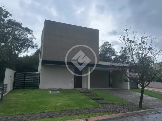 Casa em Condomínio | 4 Suítes | Piscina | Pé-Direito Duplo | Quintal codigo: 348085