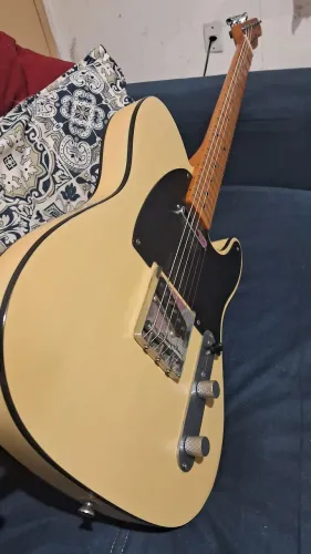 Guitarra Squier by Fender Th 40 edição aniversary