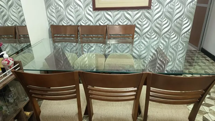 Mesa de madeira seis cadeiras de vidro
