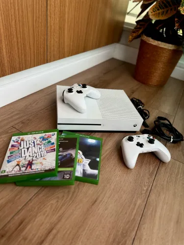 XBOX ONE S 1tb + 2 controles + 3 jogos