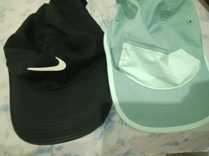 Dois bonés originais Nike semi novos.