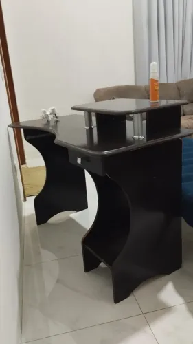 Mesa para computador com cadeira giratória 