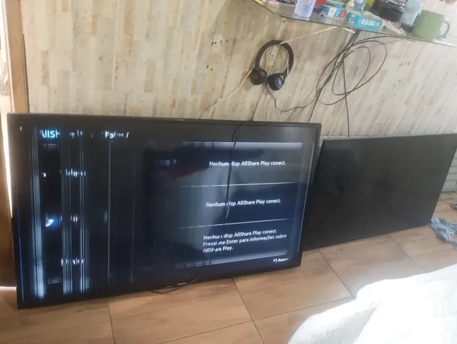Troco e aceito propostas, 2 tvs uma com essas linhas pretas e uma trincada ambas Samsung!