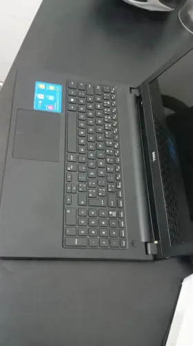 Notebook core i3 , com pequenos detalhes na carcaça