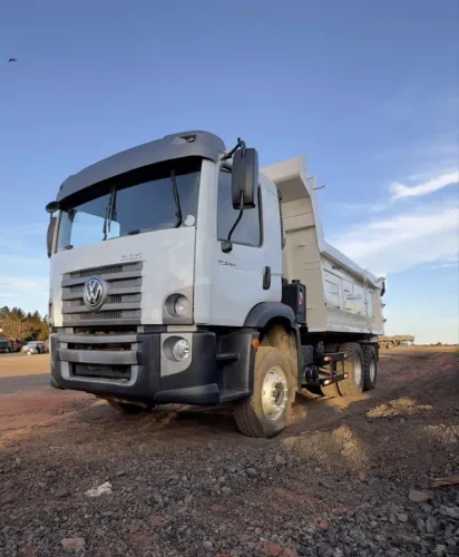 VW 31.330 ano 2016, 6x4, com caçamba meia cana de 14 ?, ótimo de mecânica, em SP