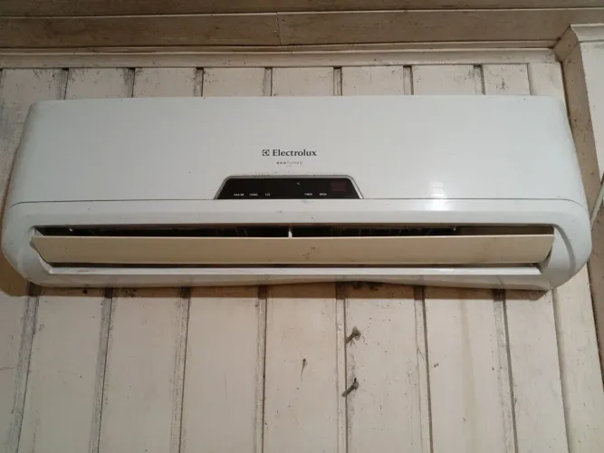 Vendo ar condicionado Eletrolux 12.000 BTUs em perfeito estado, motivo é mudança.
