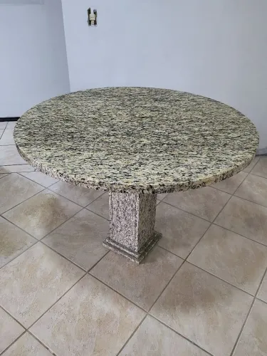 Torra Torra: Mesa de granito  estilosa e elegante. Cor Santa Cecília com 1,10 diametro 