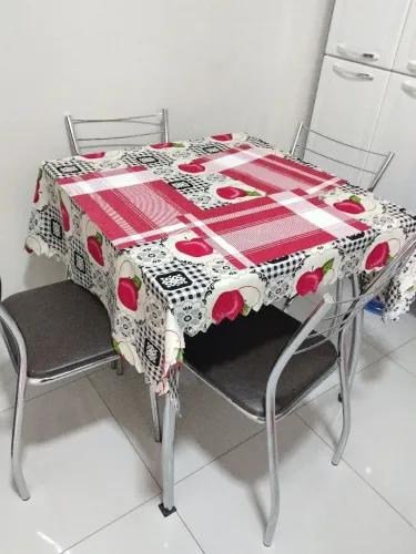 Vendo mesa com 4 cadeiras de vidro
