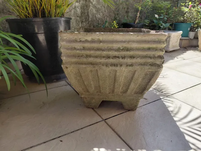 vaso ornamental de cimento tam.grande 0,41 de largura X 0,39 cm em ótimo estado. vendo.
