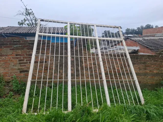 Portão de Ferro Tubular 3x3m - Bom estado.