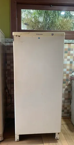 GELADEIRA ELECTROLUX R280