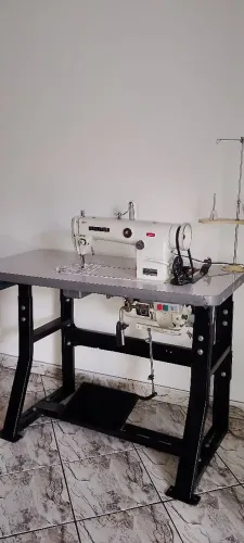 Máquina de costura industrial reta