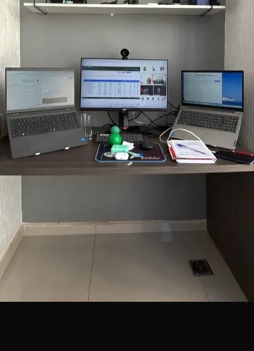Mesa em L, fixa na parede. Pode virar canto alemão