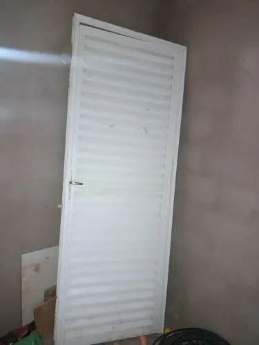 Vendo porta de alumínio branco