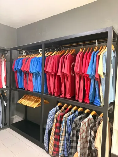 Estante Arara Cabideiro para roupas, com cabides