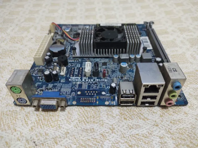 Placa Mãe mini ITX Celeron/4GB DDR3