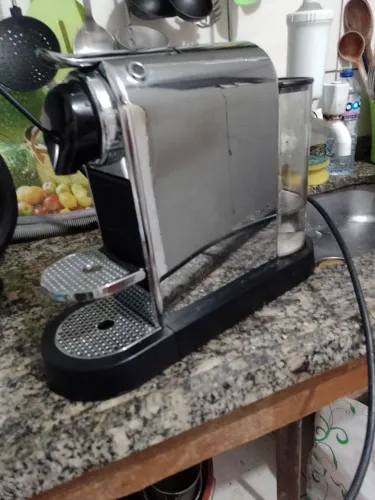 Cafeteira NESPRESS pouco uso