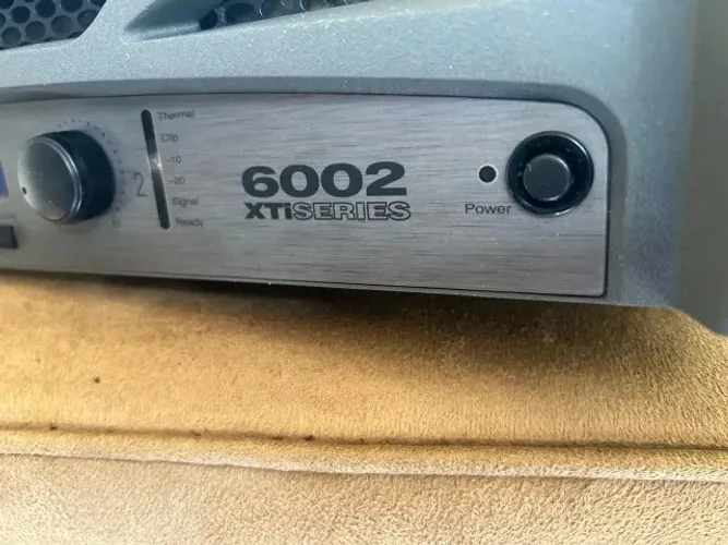 Amplificador Potência Crown Xti 6002 2x3000 Wrms Semi-nova Cinza 6000 W