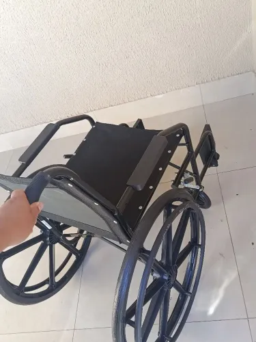 Vendo cadeira de rodas nova pouquinho usada